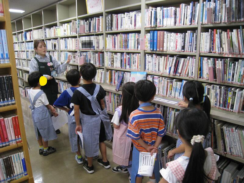 館内案内の様子
