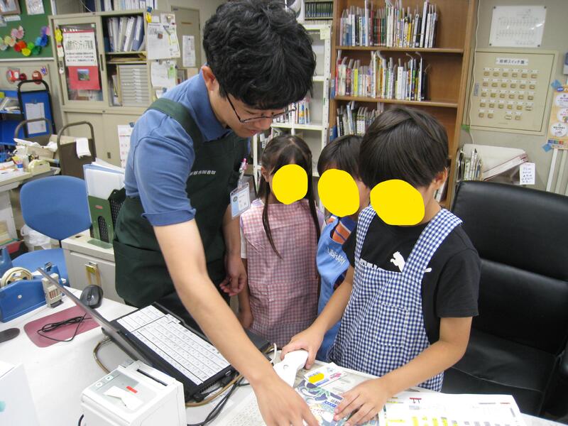 本の貸出体験の様子