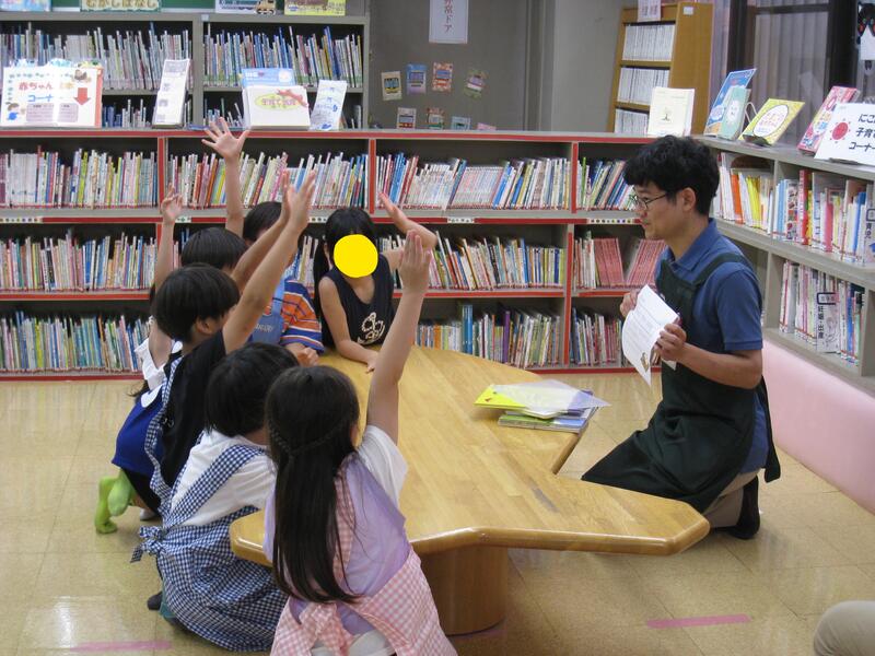 図書館クイズの様子