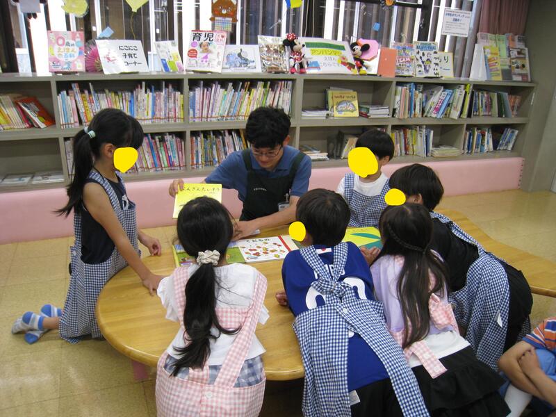 図書館クイズの様子