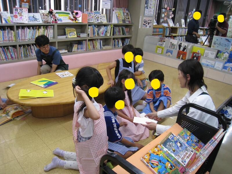 おすすめの本のPOP作成の様子