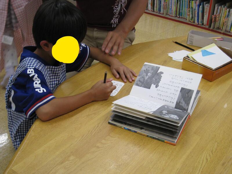 おすすめの本のPOP作成の様子