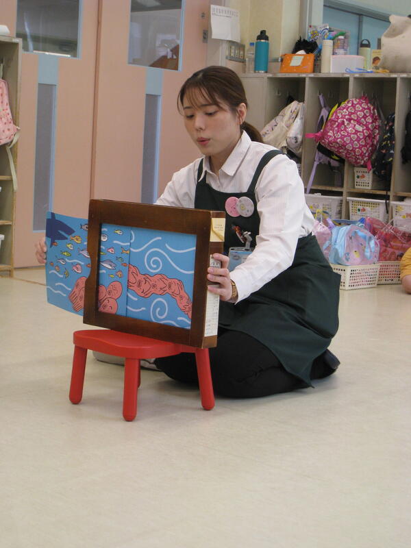 2歳児クラスの読み聞かせの様子