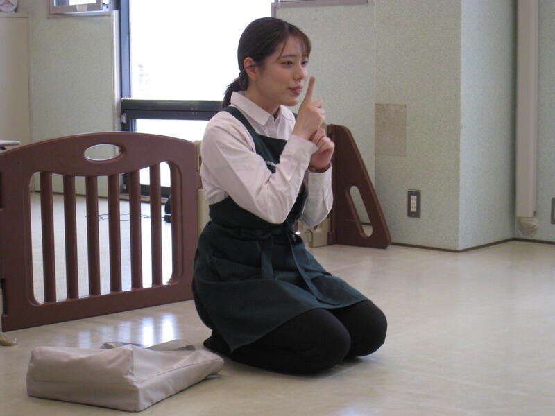 １歳児クラスの読み聞かせの様子
