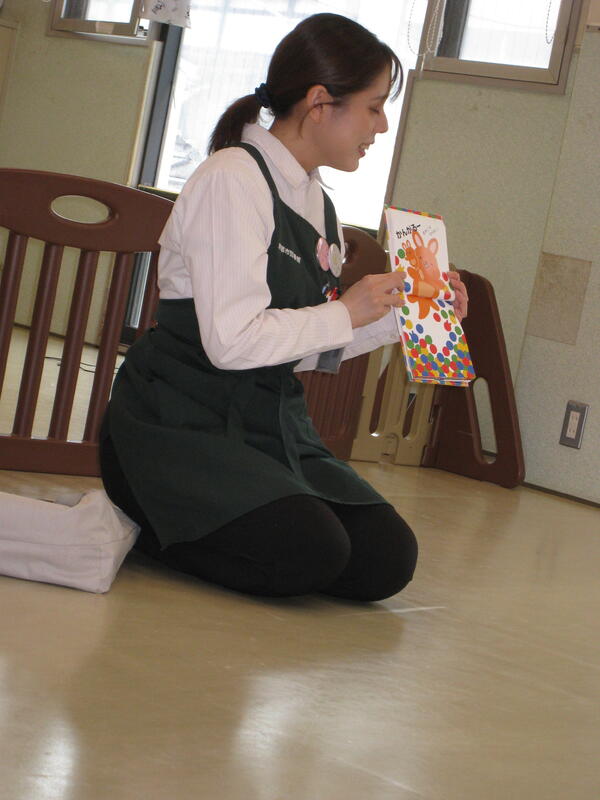 １歳児クラスの読み聞かせの様子