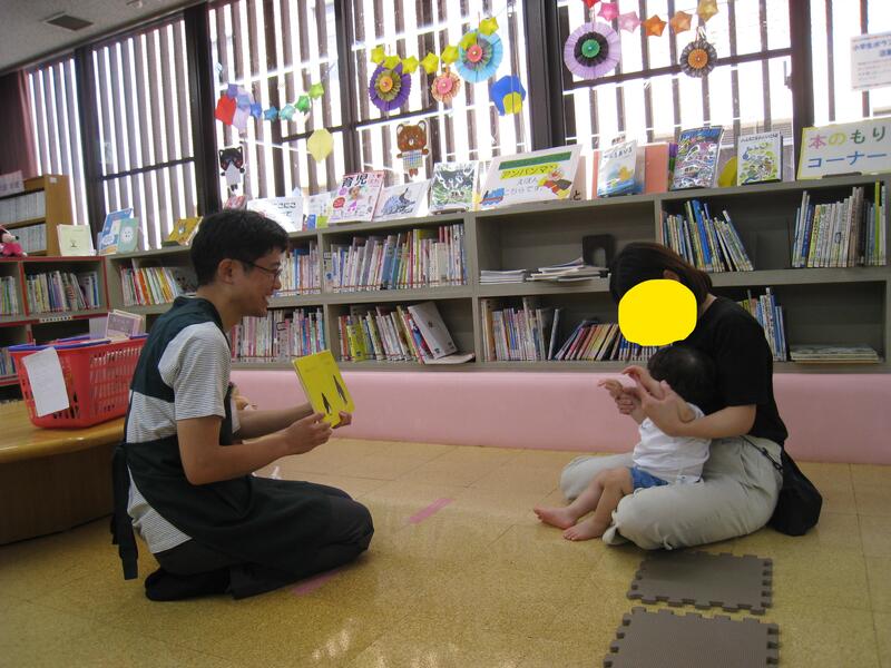 あかちゃんのおたのしみ会の様子