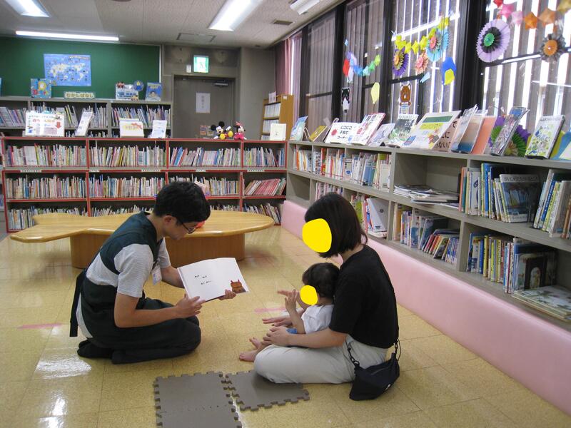 あかちゃんのおたのしみ会の様子
