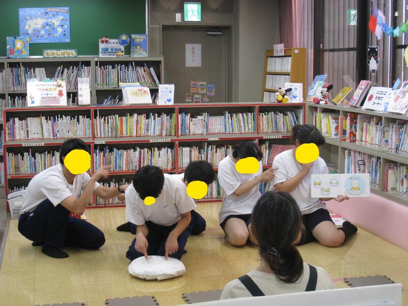 東山総合支援学校の生徒さんによるあかちゃんのおたのしみ会の様子