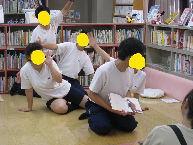 東山総合支援学校の生徒さんによるあかちゃんのおたのしみ会の様子