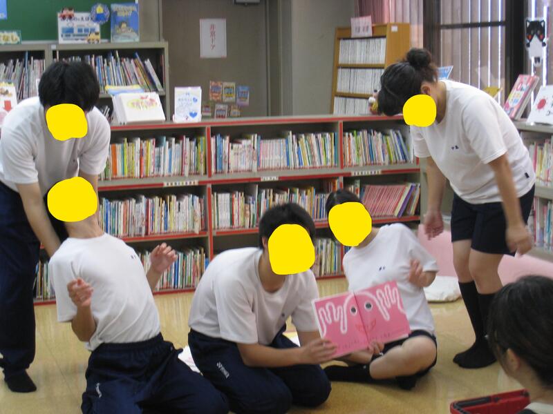 東山総合支援学校の生徒さんによるあかちゃんのおたのしみ会の様子