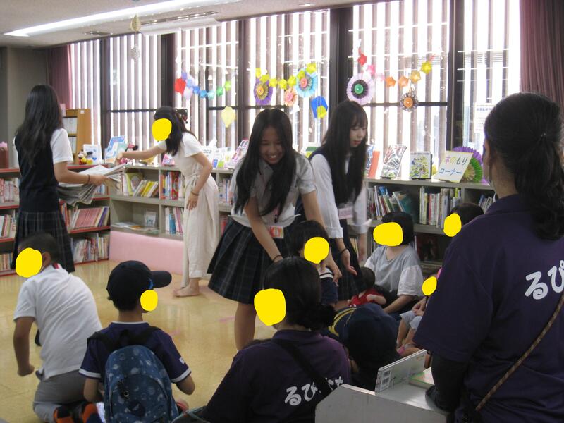 英語のおたのしみ会の様子