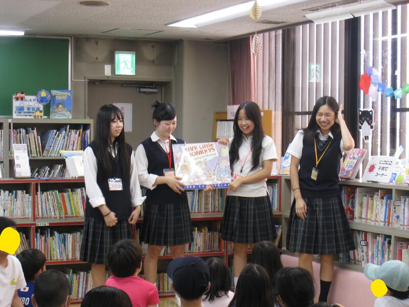 英語のおたのしみ会の様子