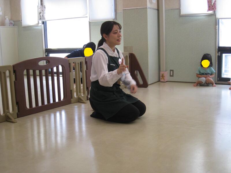 1歳児クラスの読み聞かせの様子