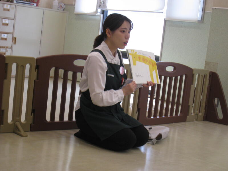 1歳児クラスの読み聞かせの様子