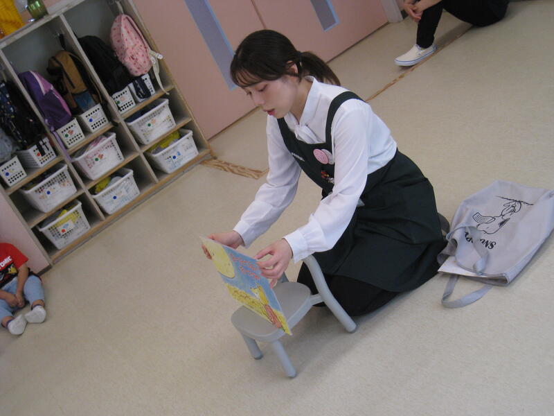 2歳児クラスの読み聞かせの様子
