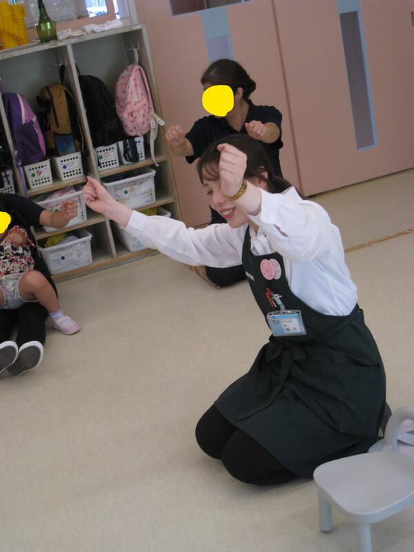 2歳児クラスの読み聞かせの様子