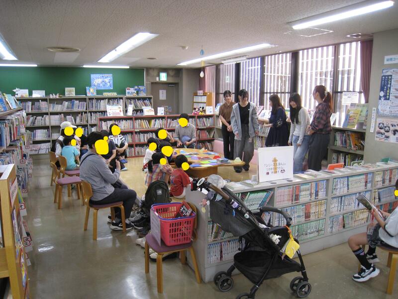 京都女子大学児童サービス論受講生による「おたのしみ会」の様子