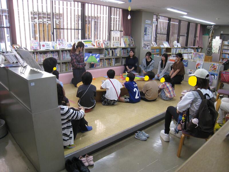 京都女子大学児童サービス論受講生による「おたのしみ会」の様子