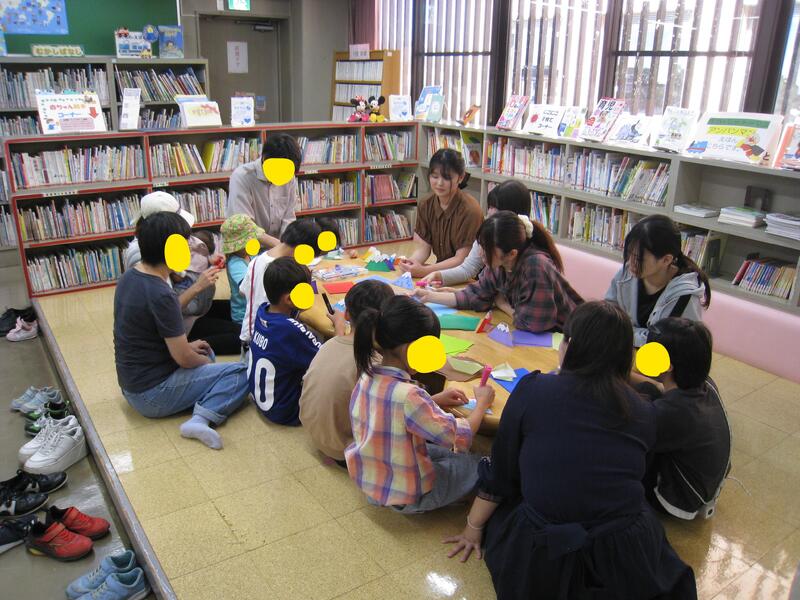 京都女子大学児童サービス論受講生による「おたのしみ会」の様子
