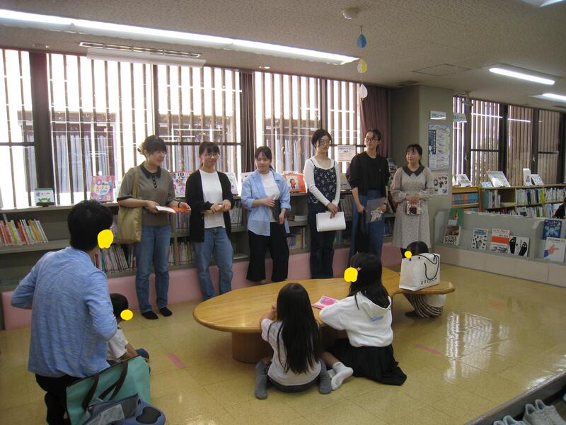 京都女子大学児童サービス論受講生による「おたのしみ会」の様子