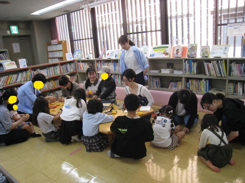 京都女子大学児童サービス論受講生による「おたのしみ会」の様子