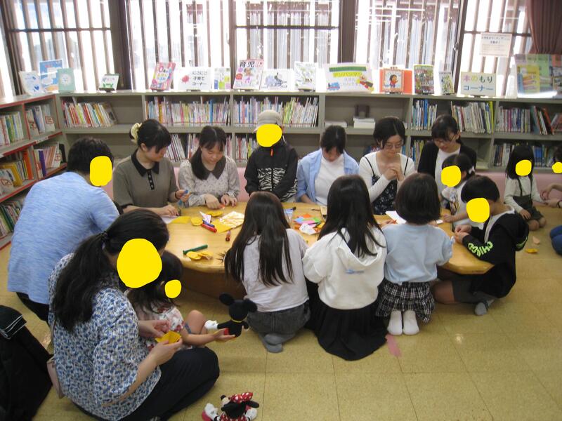 京都女子大学児童サービス論受講生による「おたのしみ会」の様子