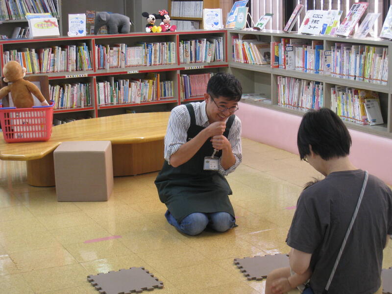あかちゃんのおたのしみ会の様子