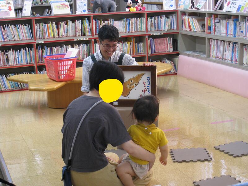 あかちゃんのおたのしみ会の様子