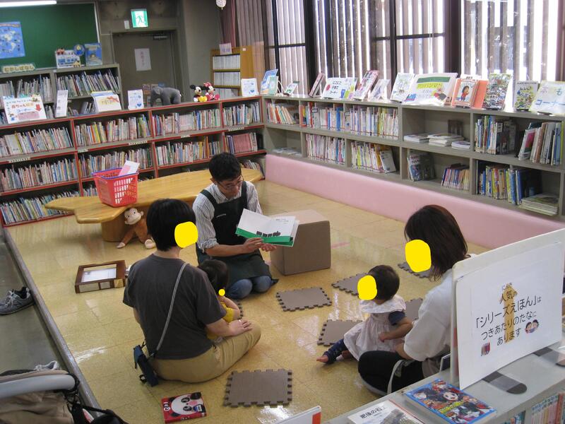 あかちゃんのおたのしみ会の様子