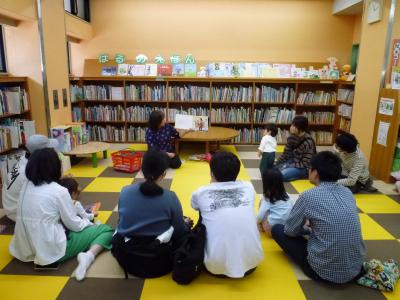 「赤ちゃん絵本の会『パパといっしょ』」の様子