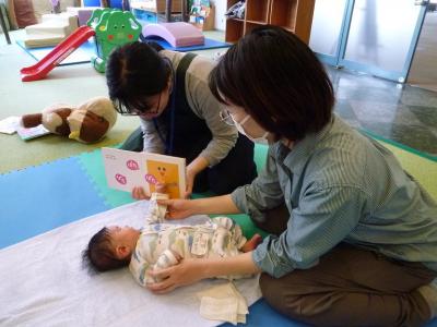 出張版赤ちゃん絵本の会の様子2