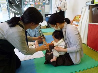 出張版赤ちゃん絵本の会の様子3