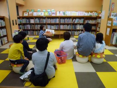 「赤ちゃん絵本の会」の様子