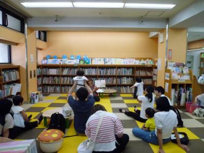 「赤ちゃん絵本の会」の様子