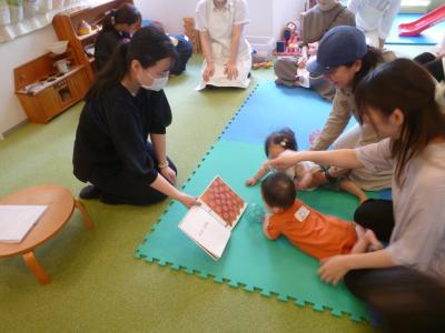 子育て支援ルーム「すくすくみなみ」での出張版赤ちゃん絵本の会の様子