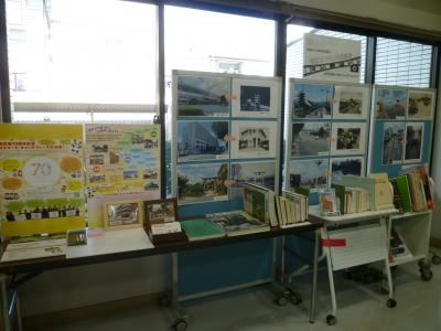 吉祥院図書館南区なつかしの写真展の様子