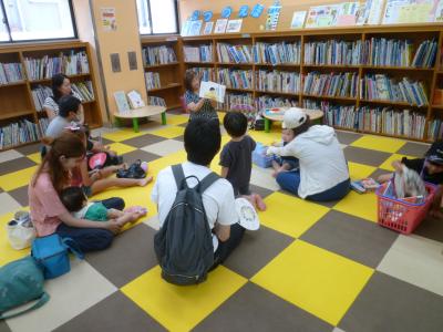 「赤ちゃん絵本の会」の様子