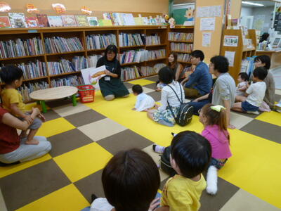 9月28日の「赤ちゃん絵本の会」の様子1