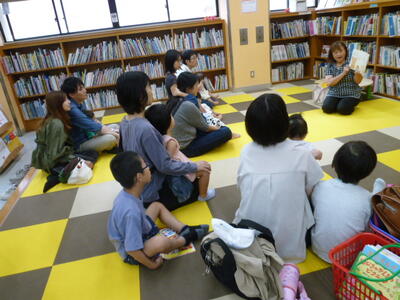 「赤ちゃん絵本の会」の様子
