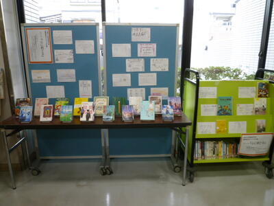 開建高校コラボ本棚の様子1