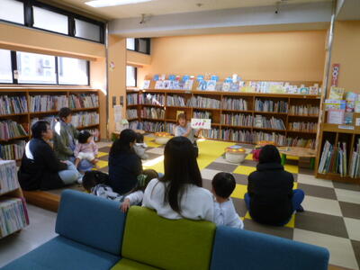 「赤ちゃん絵本の会」の様子