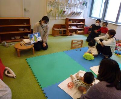 子育て支援ルーム「すくすくみなみ」での出張版赤ちゃん絵本の会の様子