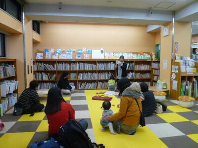 「赤ちゃん絵本の会」の様子