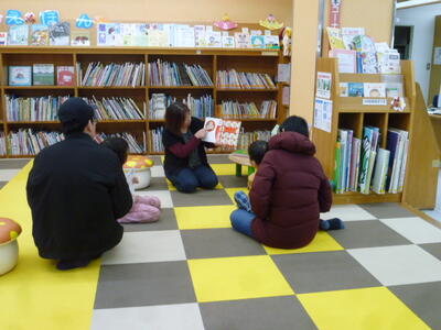 「赤ちゃん絵本の会」の様子