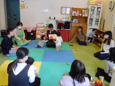 出張版赤ちゃん絵本の会の様子