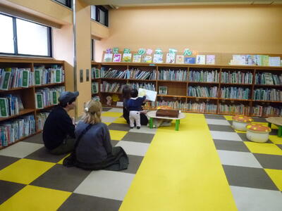 「赤ちゃん絵本の会」の様子
