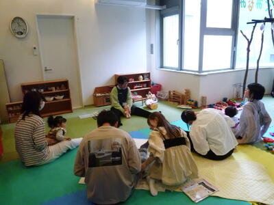 子育て支援ルーム「すくすくみなみ」での「出張版赤ちゃん絵本の会」の様子