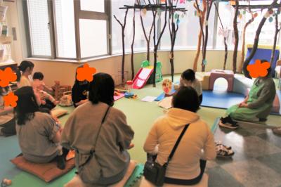 すくすくみなみでの出張読み聞かせの様子