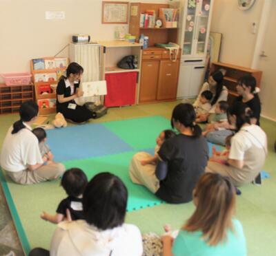 すくすくみなみでの読み聞かせの様子