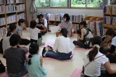 ちいさなおはなし会の様子